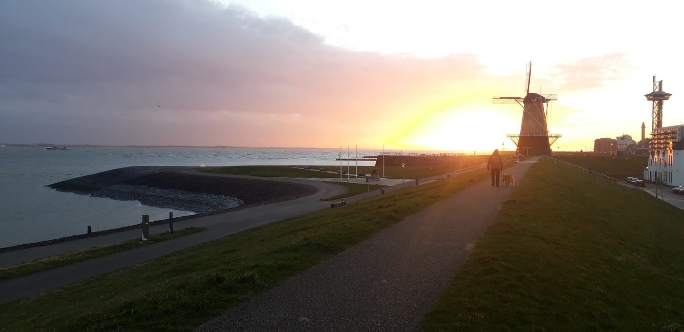 Zeeuwse molen bij zonsondergang